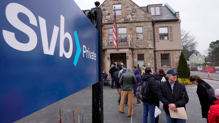 Customers and bystanders form a line outside a Silicon Valley Bank branch in 2023