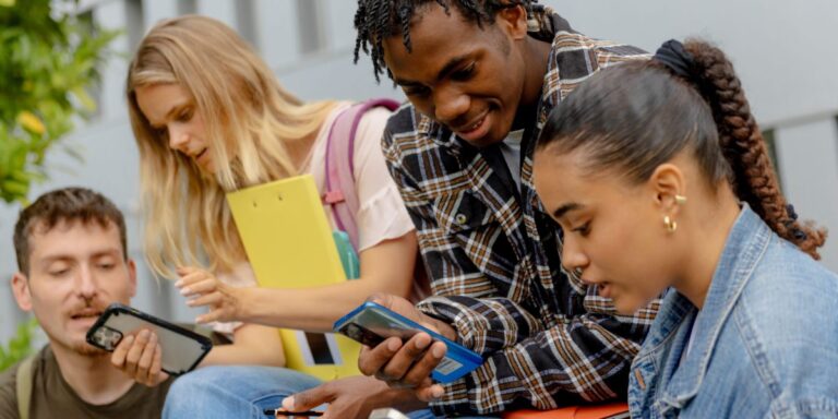 High school students are totally behind and addicted to their phones—it’s making teachers crazy and driving them to quit