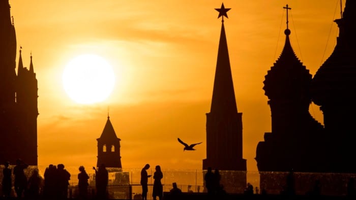 People outside the Kremlin, Moscow