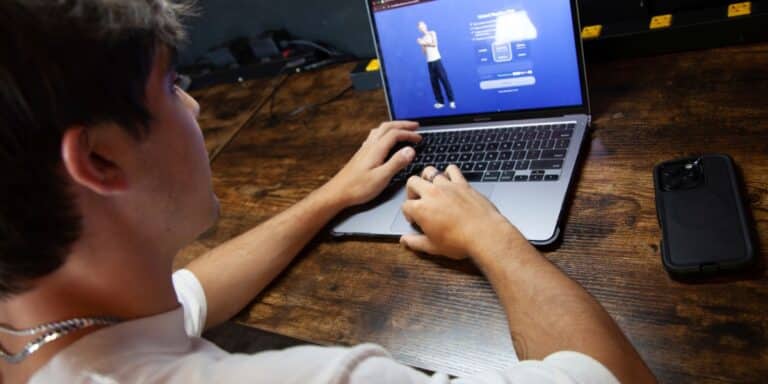 18-year-old rising freshman is trying to break his AI habit because a friend used ChatGPT to dump someone