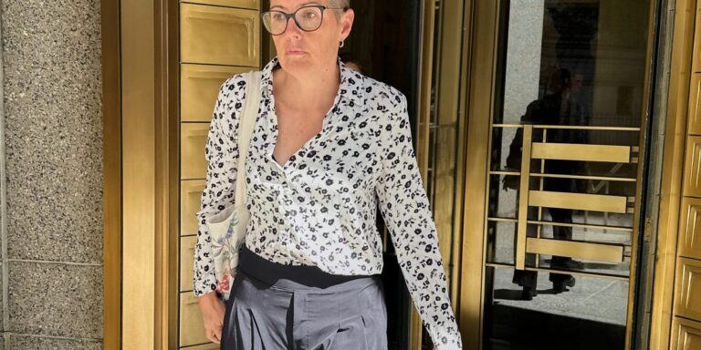 A one-time '40 under 40' rising star in fashion pleads not guilty to charges she allegedly cheated investors out of 0 million
